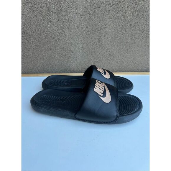 Nike Slides Womens 10 Black Rosegold Spell Out Logo Slip On Pool Shower Sandals - Picture 1 of 6